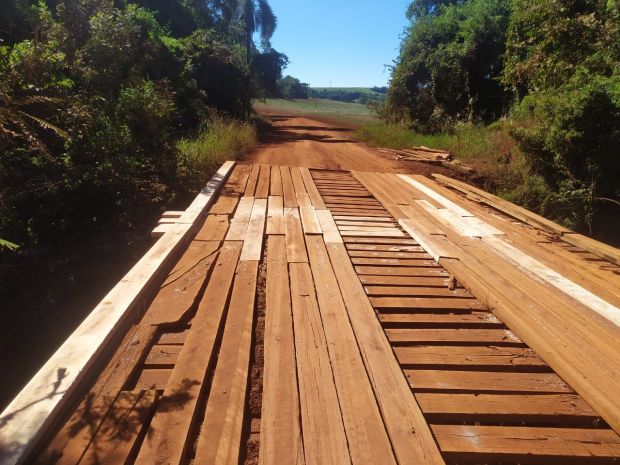 APÓS PEDIDO DE VEREADOR SECRETARIA DE OBRAS CONSERTA PONTE ENTRE LUIZIANA E RONCADOR 