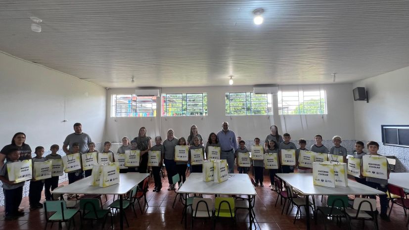 VEREADORES PARTICIPAM DE ENTREGA DE KITS ESCOLARES NA REDE MUNICIPAL DE ENSINO DE LUIZIANA 