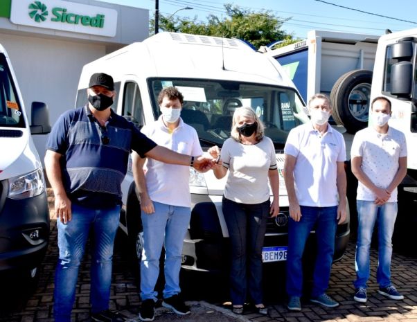 VEREADORA GERALDA PARTICIPA DE ENTREGA DE ÂMBULANCIA REPASSADA AO MUNICIPIO ATRAVÉS DE EMENDA PARLAMENTAR DO DEPUTADO JONAS GUIMARÃES