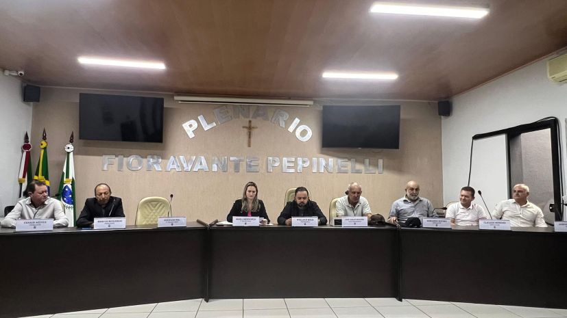 EM SESSÃO EXTRAODINÁRIA VEREADORES APROVAM PROJETO DE LEI PARA PAGAMENTO DE APORTE FINANCEIRO A EMPRESA DO TRASNPORTE COLETIVO 